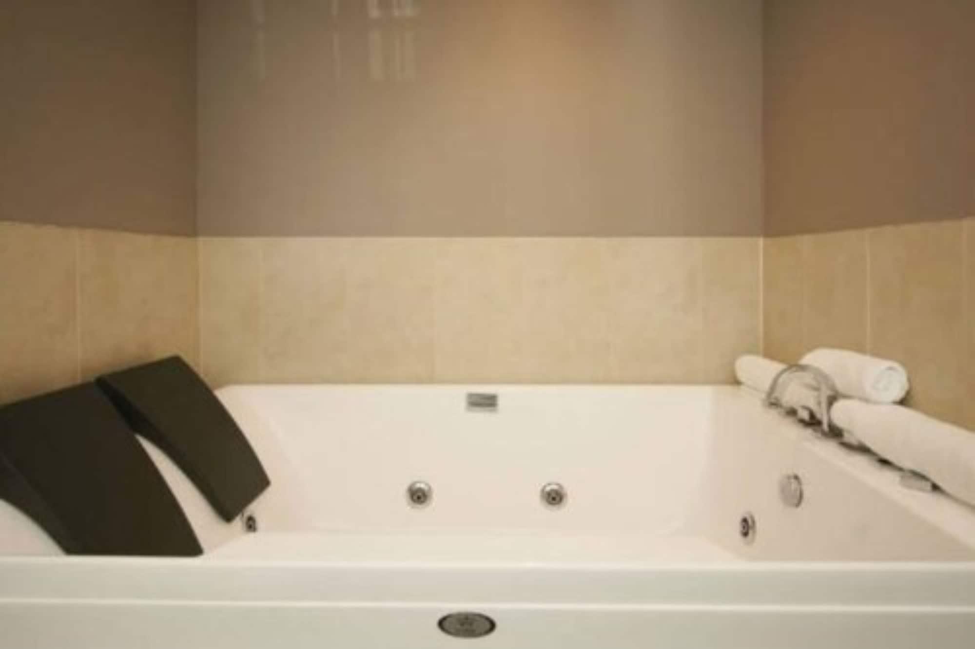 וונגאנואי Aotea Motor Lodge מראה חיצוני תמונה A whirlpool bathtub