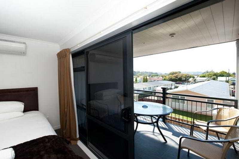 וונגאנואי Aotea Motor Lodge מראה חיצוני תמונה A sliding door