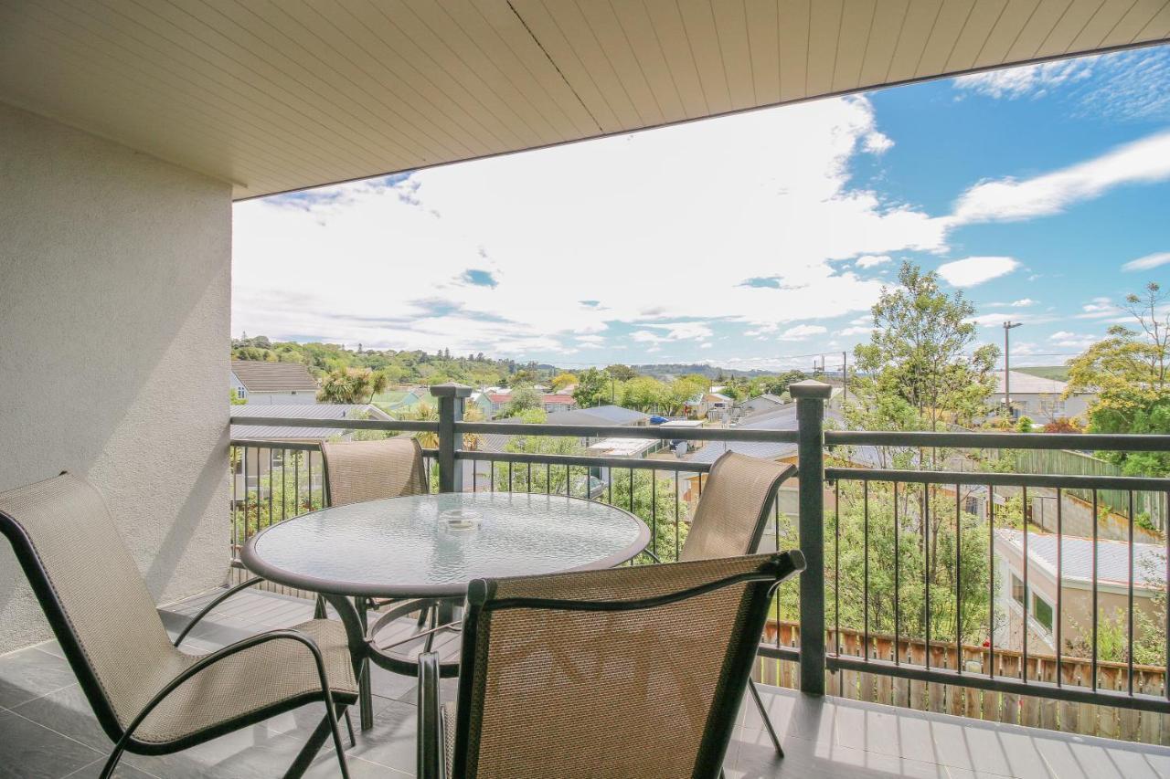 וונגאנואי Aotea Motor Lodge מראה חיצוני תמונה A balcony